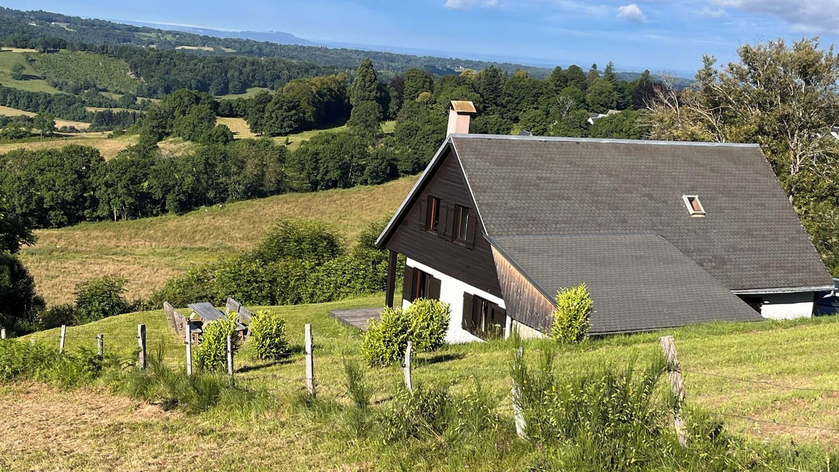La Tour-dʼAuvergne Ski Chalet | Spacious chalet (8p-2bath; 150m2) surrounded by nature at the foot of the Sancy