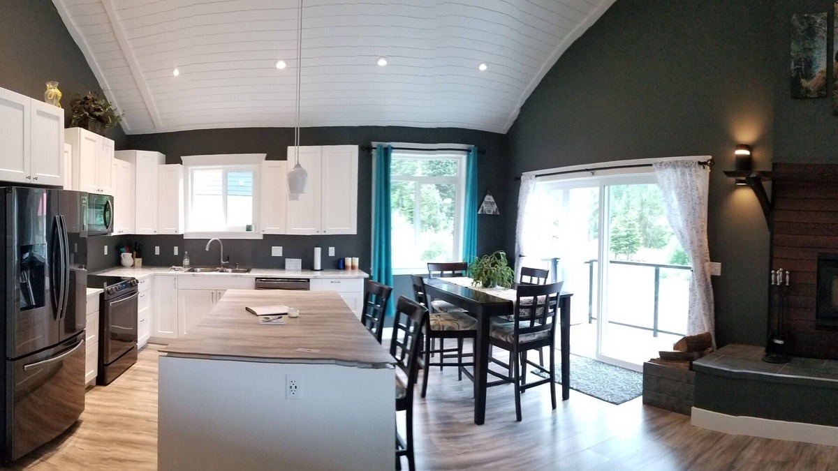 Hemlock Valley Ski Chalet | Spacious Chalet For Family Adventures (Pet Friendly!)