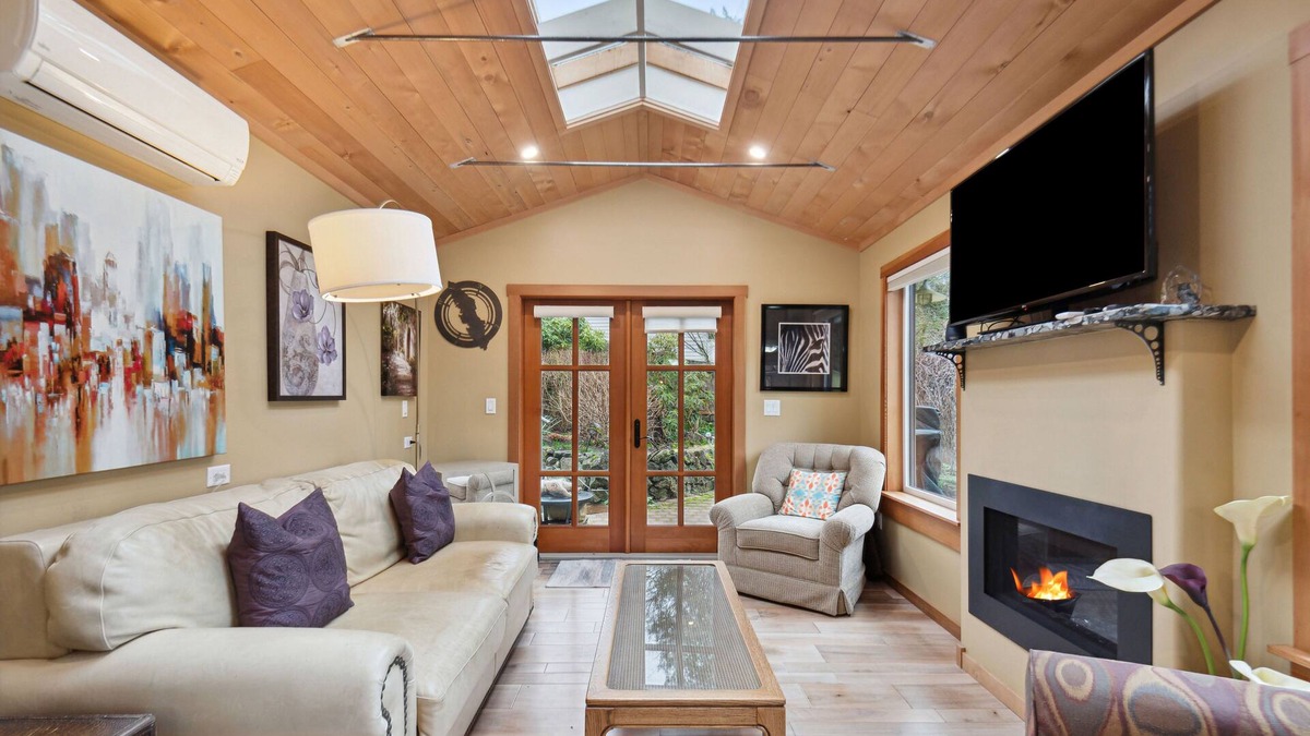 Shawnigan Lake Apartment | Spacious character suite! Close to local private schools, dining and more!