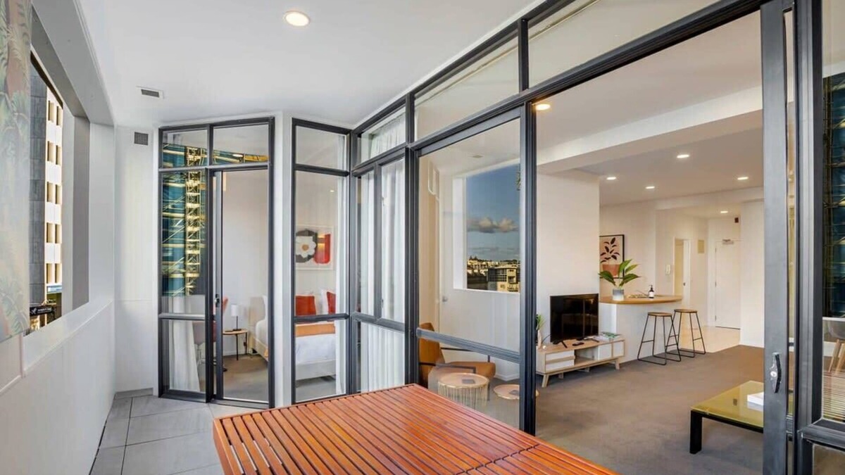 Auckland Central Business District Apartment | Spacious Character Apartment + private balcony!