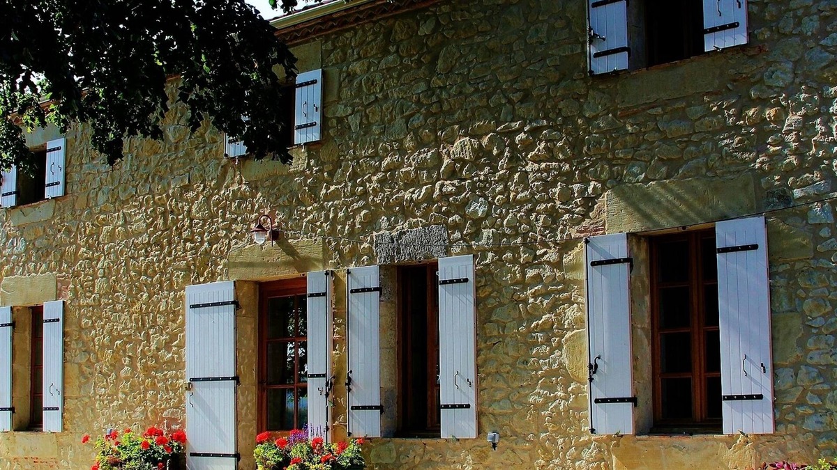 Vares Cottage | Spacious Character Cottage with Pool Set In Delightful Countryside