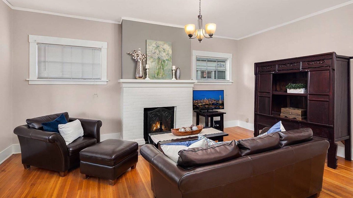 Eastlake Apartment | Spacious Charming Craftsman Seattle Apartment