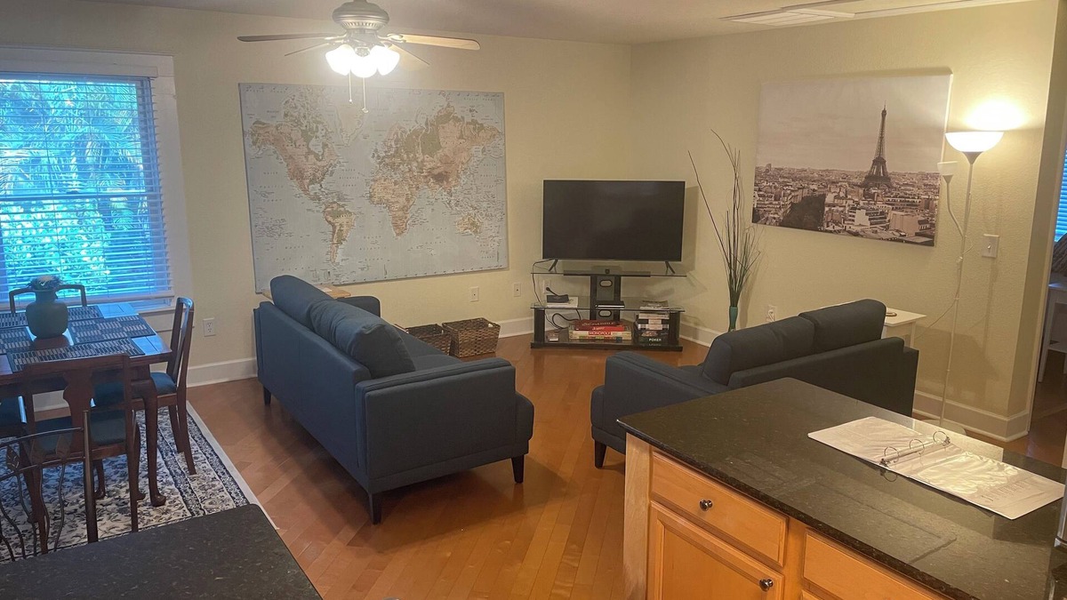 Historic Hyde Park North Cottage | Spacious Charming Hyde Park Cottage - Walk Everywhere!