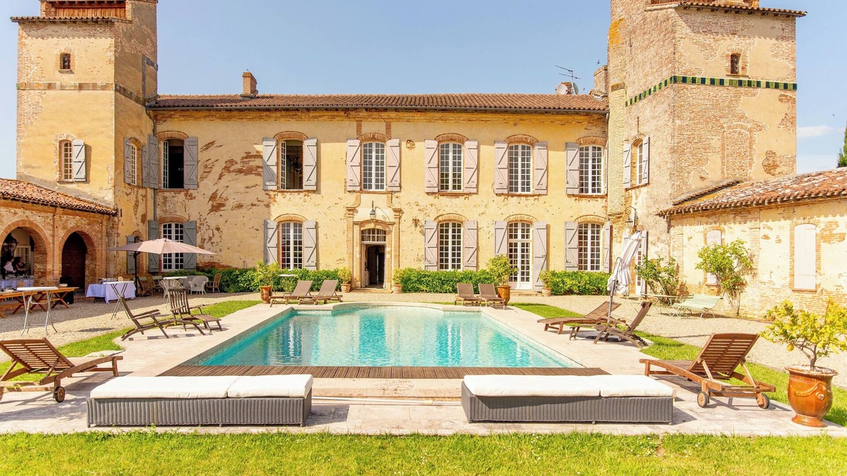 Issus House | Spacious chateau in fabulous Issus with swimming pool and tennis, WiFi