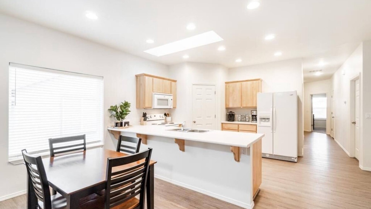 Twin Falls House | Spacious Cheerful Townhouse With Indoor Fireplace