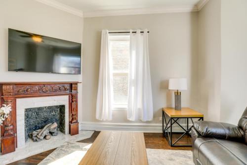 South Austin Apartment | Spacious Chicago Condo with Deck Less Than 9 Mi to Downtown!