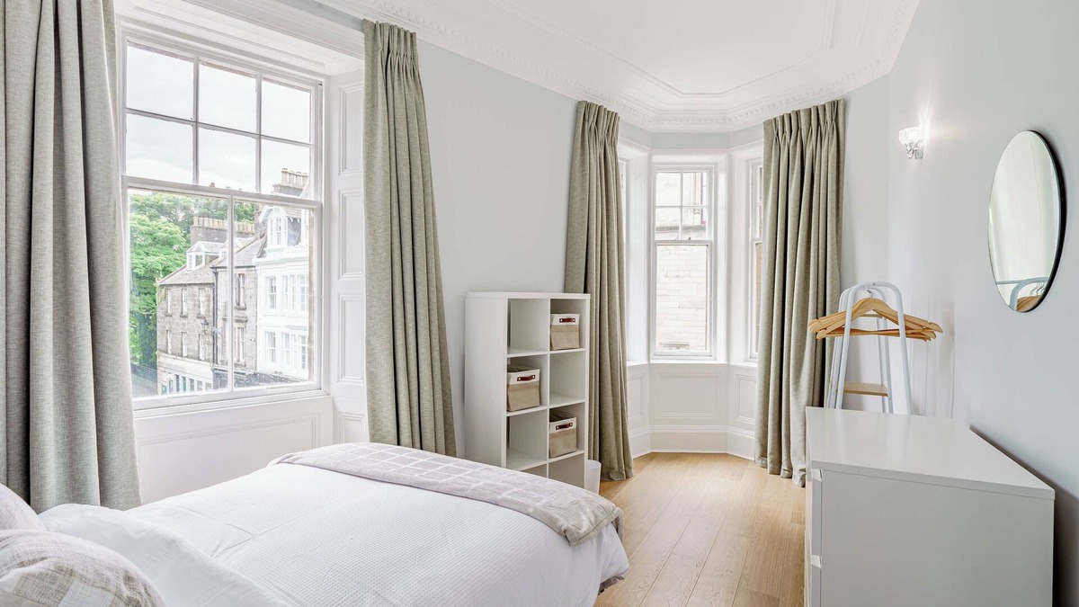 Dunfermline Apartment | Spacious City Apartment - Dunfermline