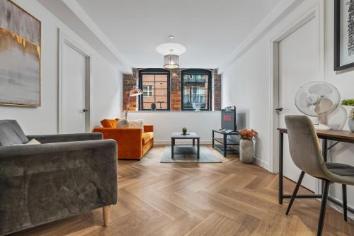 The Westside Apartment | Spacious City Haven - Canal Views - City Centre