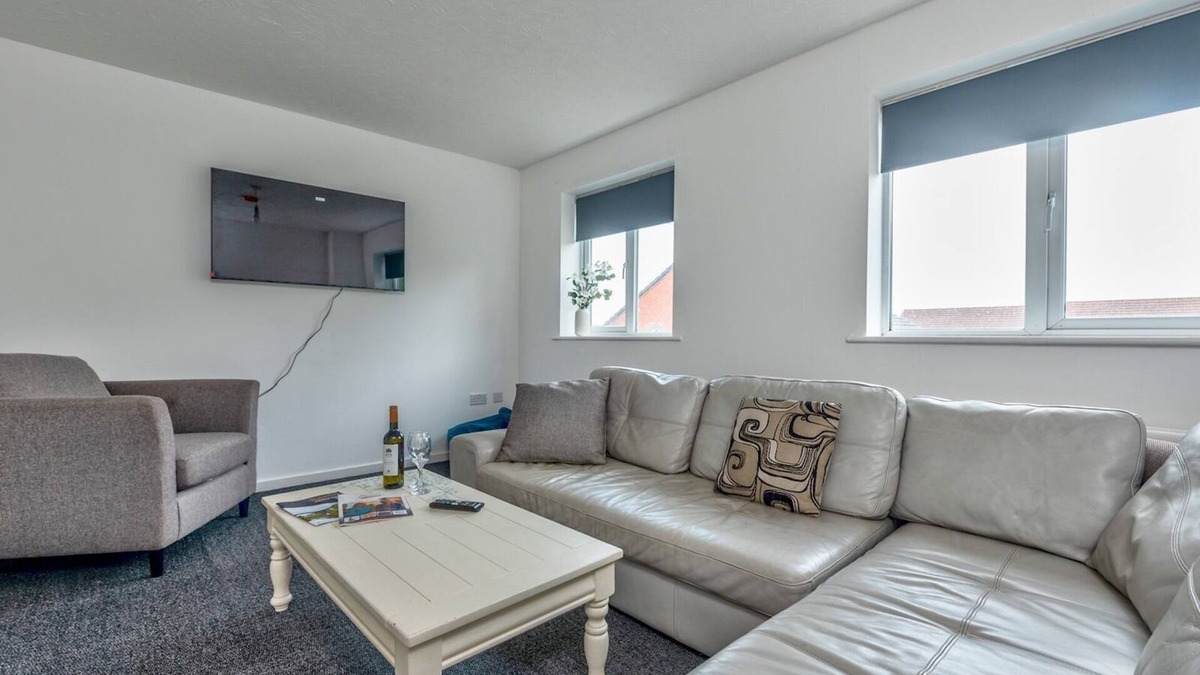 Donnington House | Spacious City House in Telford | Pass the Keys
