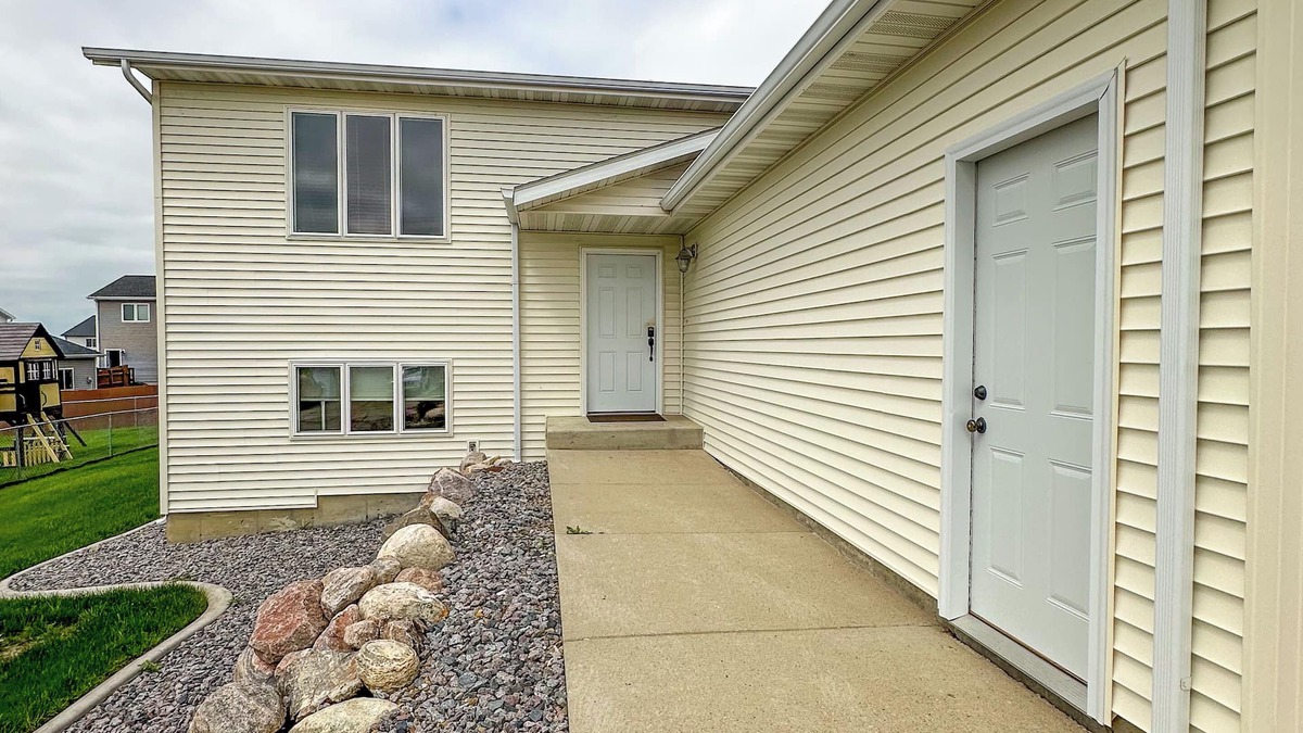 Mandan House | Spacious/Clean 4 Bedroom 2 Bathroom Home away from Home.