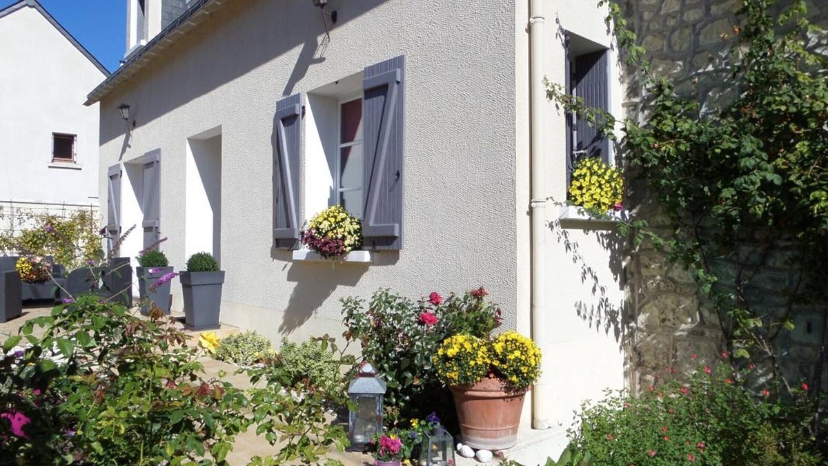 Cravant-les-Coteaux Cottage | Spacious Cottage with Garden in Touraine Vineyards — Sleeps 10, Near Loire Castles