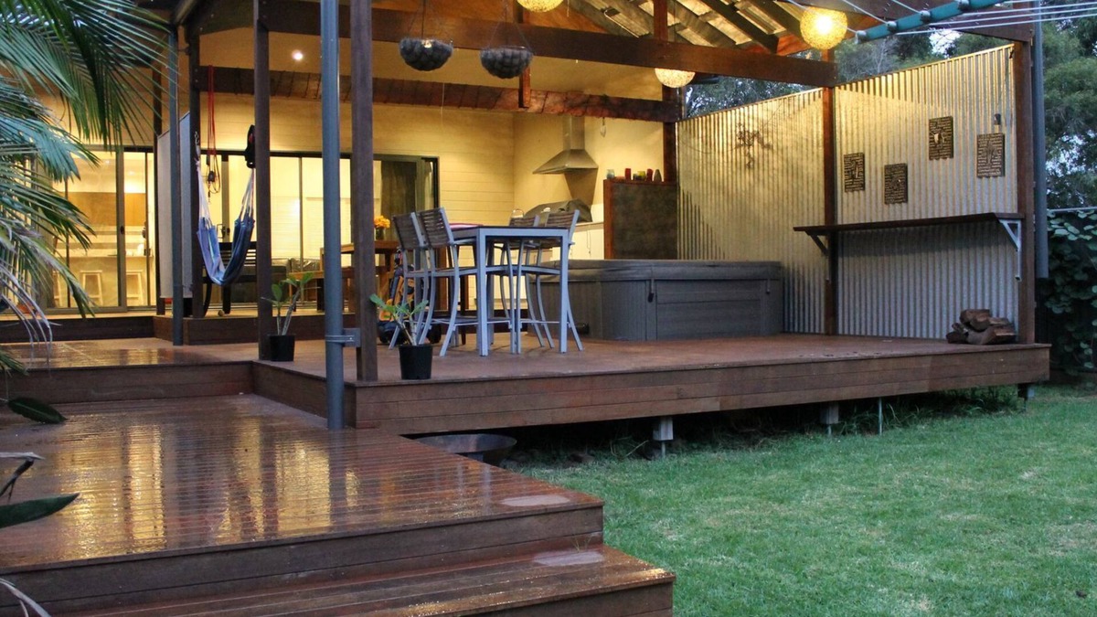 Moruya Heads House | SPACIOUS COASTAL RETREAT - pet friendly with an easy walk to beach or river