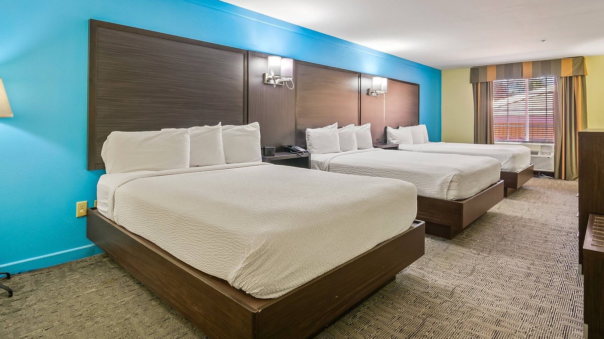 Crawfordville Hotel | Spacious Comfort for Groups or Families – 3 Queens, Non-Smoking at Wildwood Inn