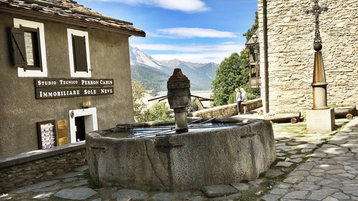 Sauze d'Oulx Apartment | Spacious Comfortable 4 bed 2 Bath Apartment - Mountain Views & Close to Centre