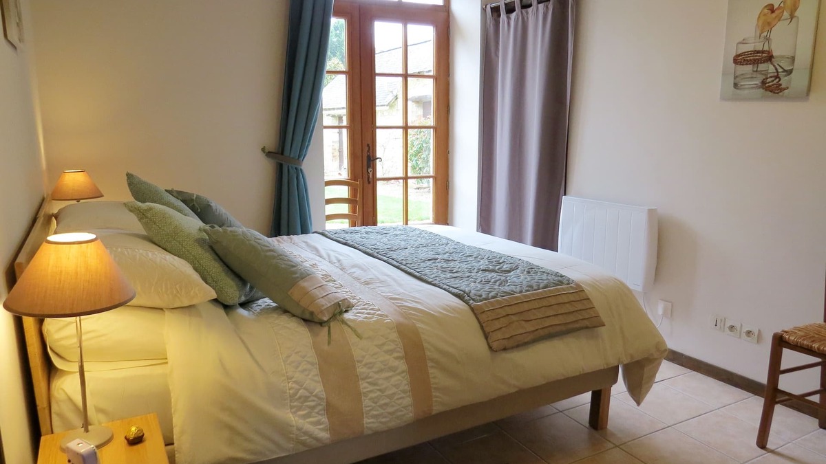 Mouliherne Cottage | Spacious, comfortable 4 star 3-bedroom dog-friendly gite in woodland location