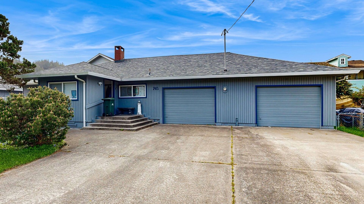 Winchester Bay House | Spacious & comfortable home close to the Habor, Sand Dunes, beaches, & parks
