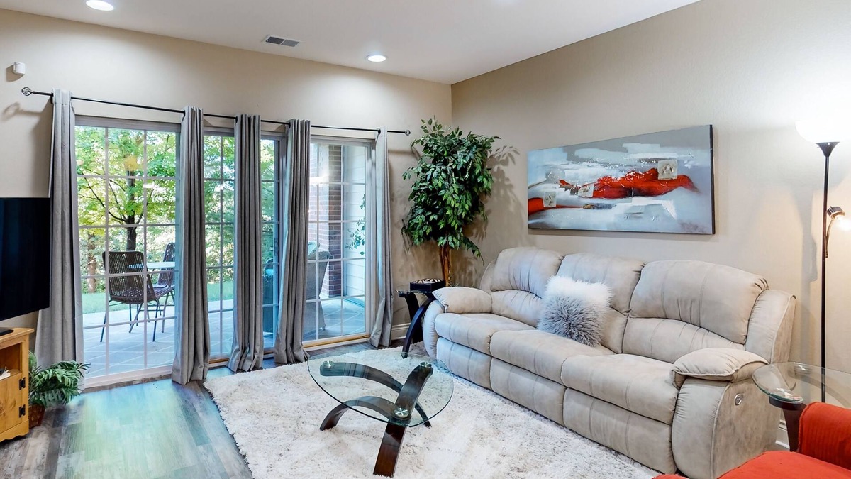 Branson Condo | Spacious condo close to SDC and center of city w/patio, jetted tub and pool