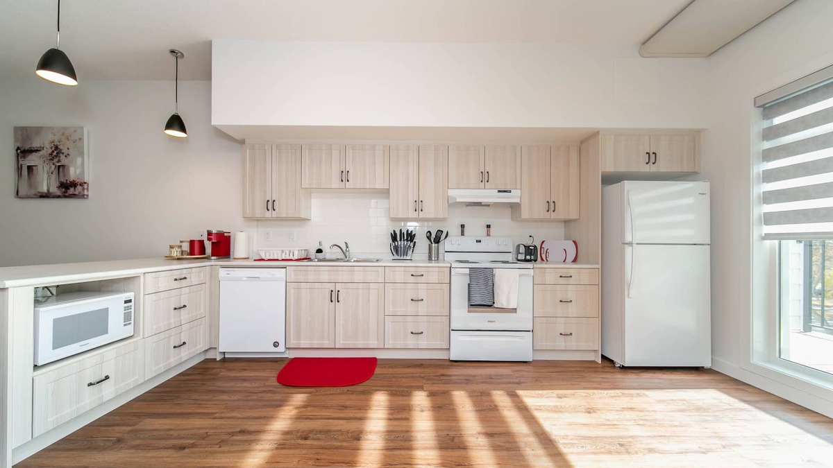 North Central Edmonton Condo | ✦Spacious Condo✦King Bed✦Close to DT✔UGD Parking