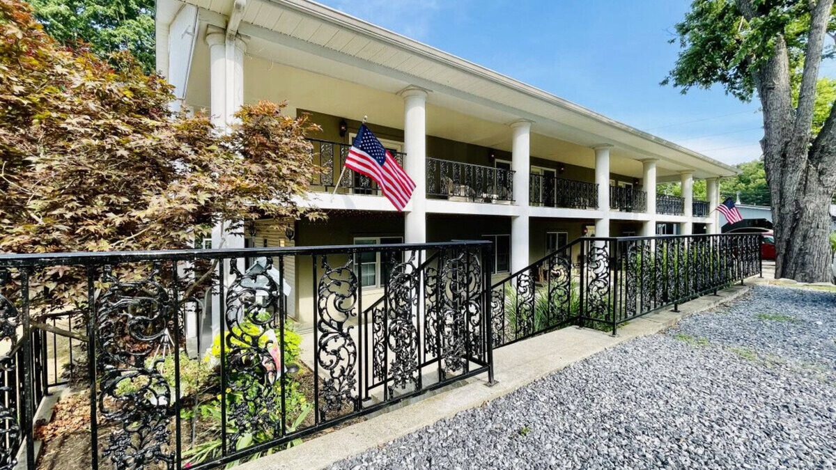 Gilbertsville Condo | Spacious Condo w/Deck, Walk to Marina!