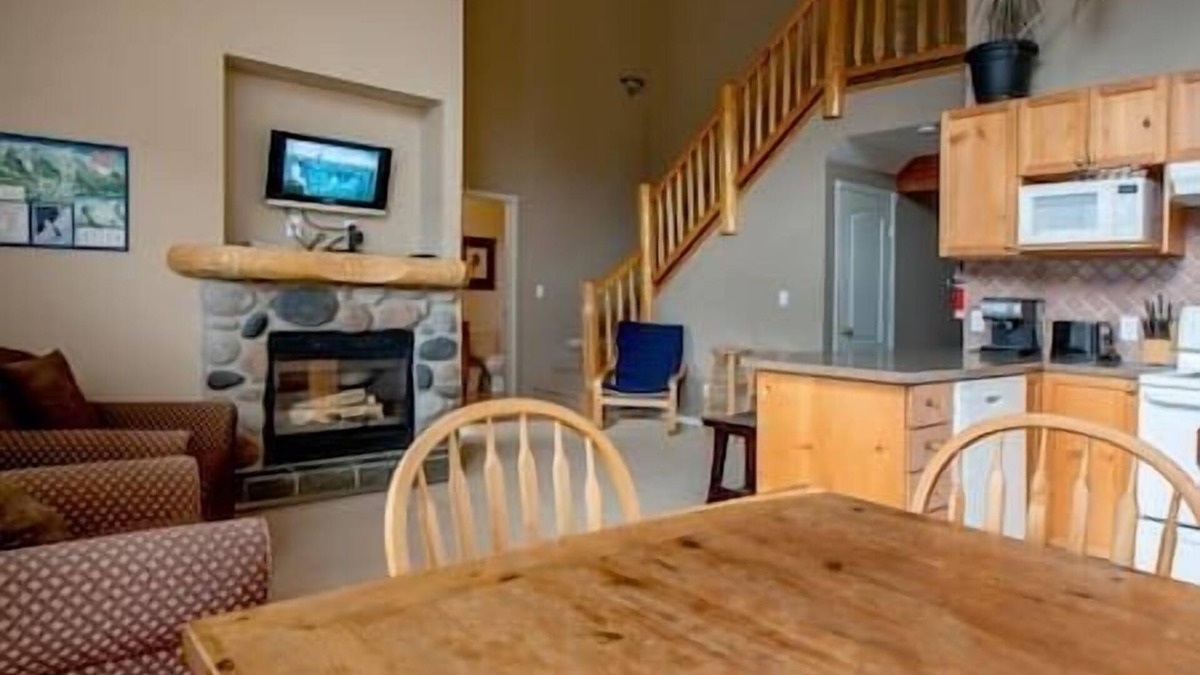East Kootenay House | Spacious condo with Fireplace BBQ, Deck, Views