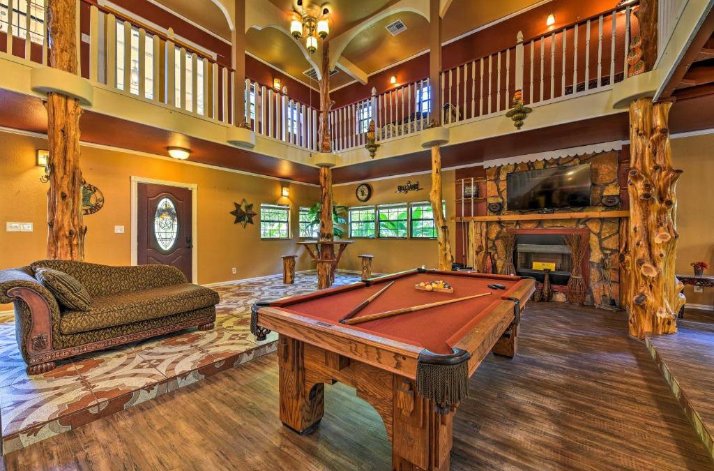 Conroe House | Spacious Conroe Home with Foosball and Pool Table!