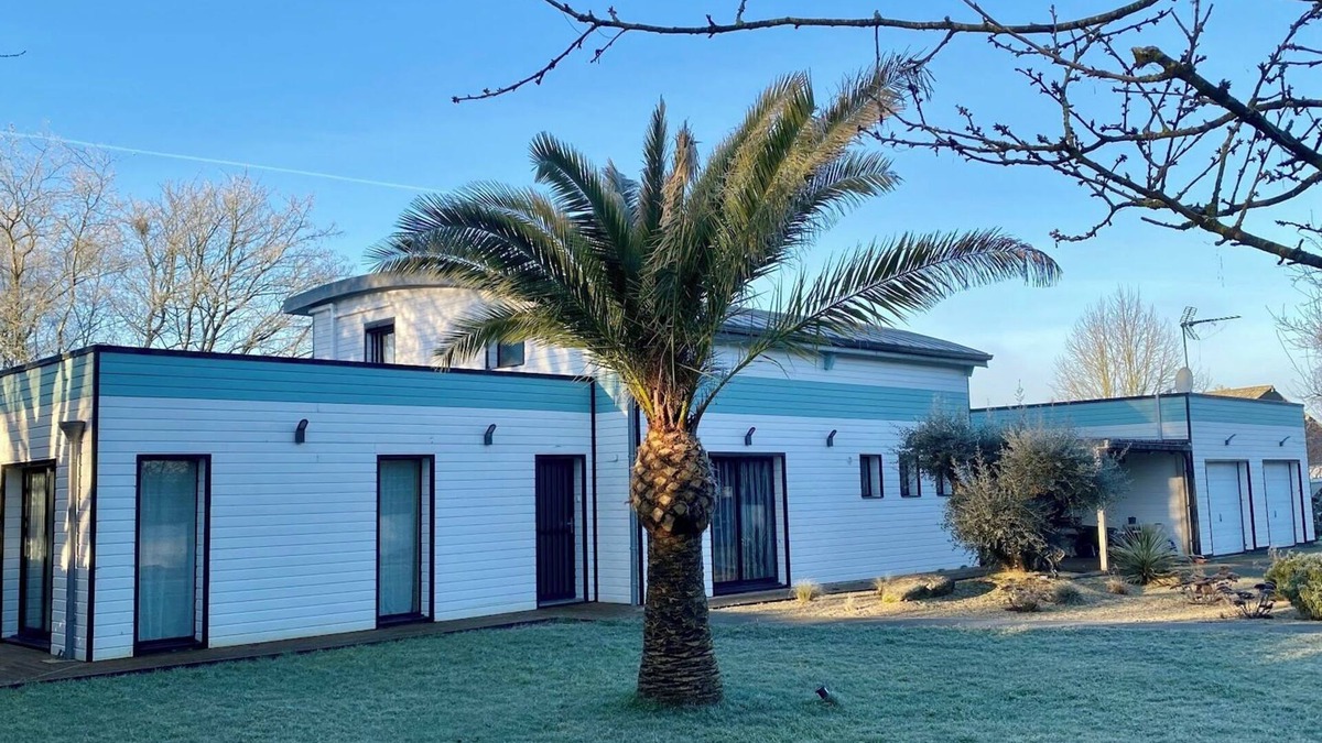 Neant-sur-Yvel House | Spacious contemporary wooden house with swimming pool near the Brocéliande forest