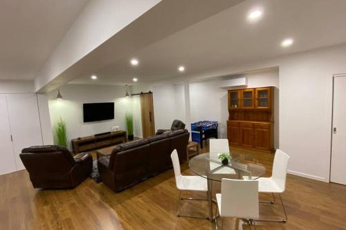 Kingston Apartment | Spacious, Contemporary and Self-Contained with Beautiful Views