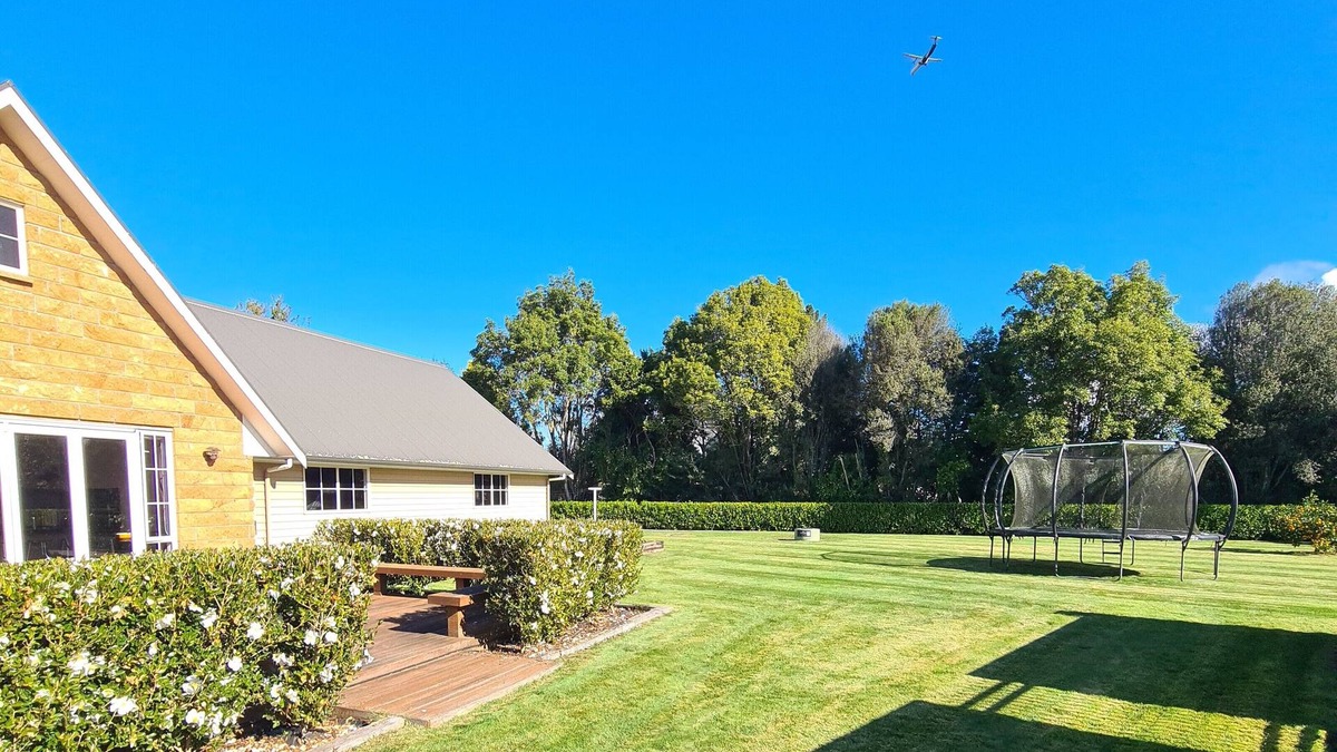 Tamahere Cottage | Spacious Contemporary Retreat