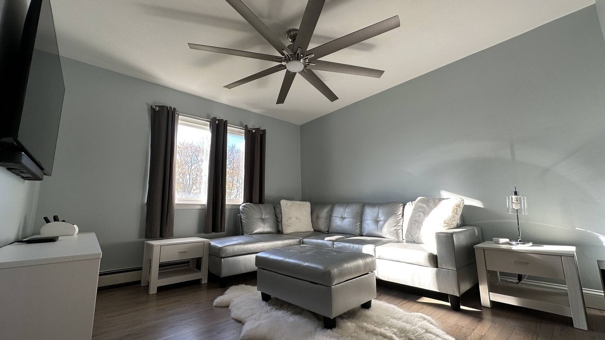 Islip House | Spacious Contractor-Renovated Studio: Your Ideal Home Away from Home
