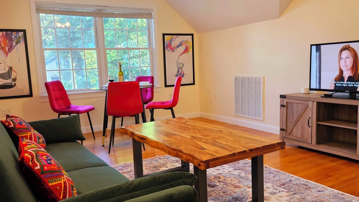 Melrose House | Spacious & Convenient 1BR unit-20min to Boston