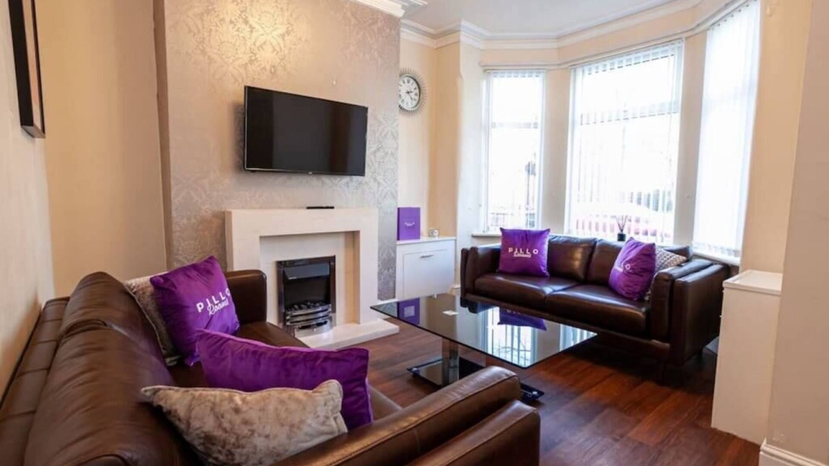 Walkden House | Spacious Cosy 2 Bedroom House by Bridgewater Canal