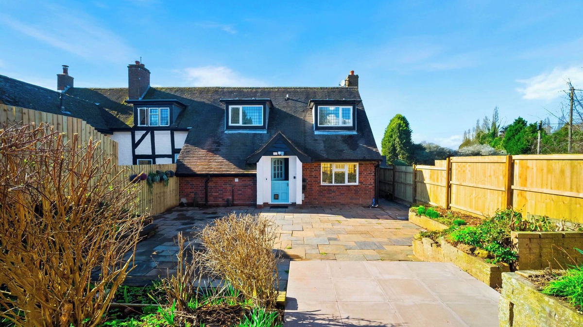 Kidderminster House | Spacious, Cosy & Chic Cottage with Hot tub