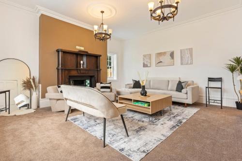 Northway Apartment | Spacious, Cosy Farmhouse with Garden & Hot Tub