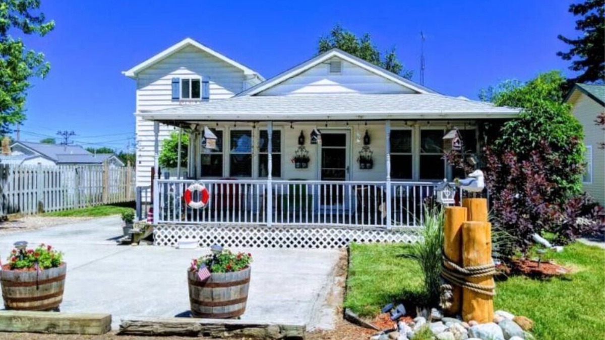 Jeddo House | Spacious Cottage Close to Beach