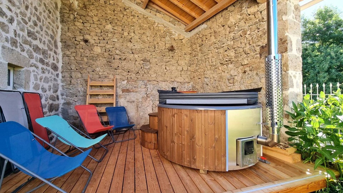 Usson-en-Forez Cottage | Spacious cottage with hot tub and wifi in Usson-en-Forez