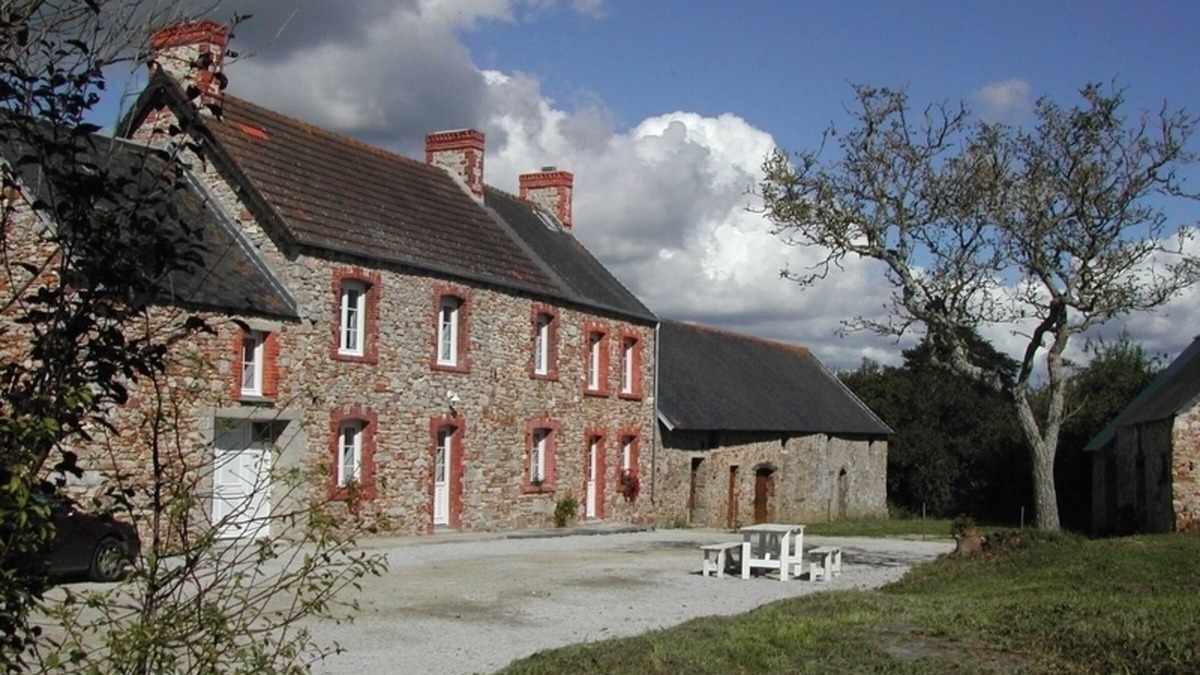 Le Valdecie Cottage | Spacious Cottage in Bricquebec-en-Cotentin: BBQ, Garden, WiFi, Fireplace, Pets OK