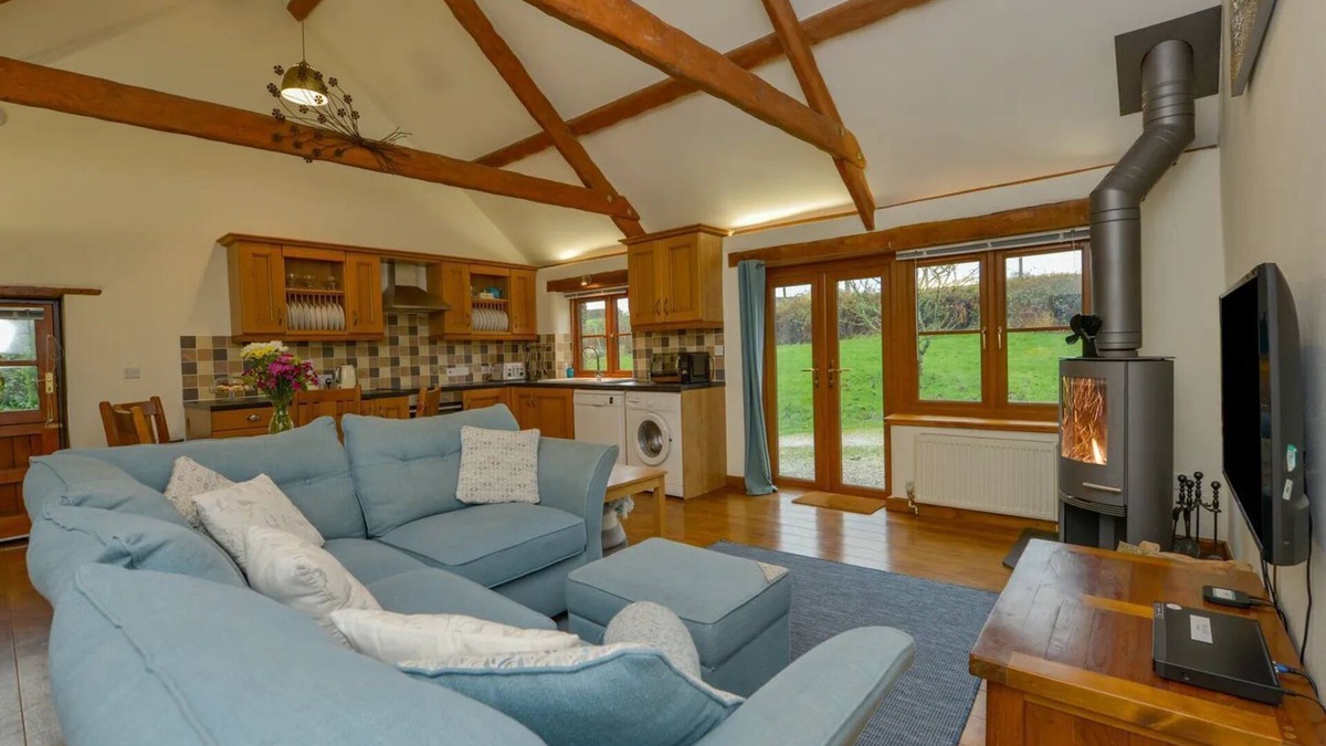 Pelynt Cottage | Spacious cottage in quiet 2 acre gardens near coast & country Hook Cottage