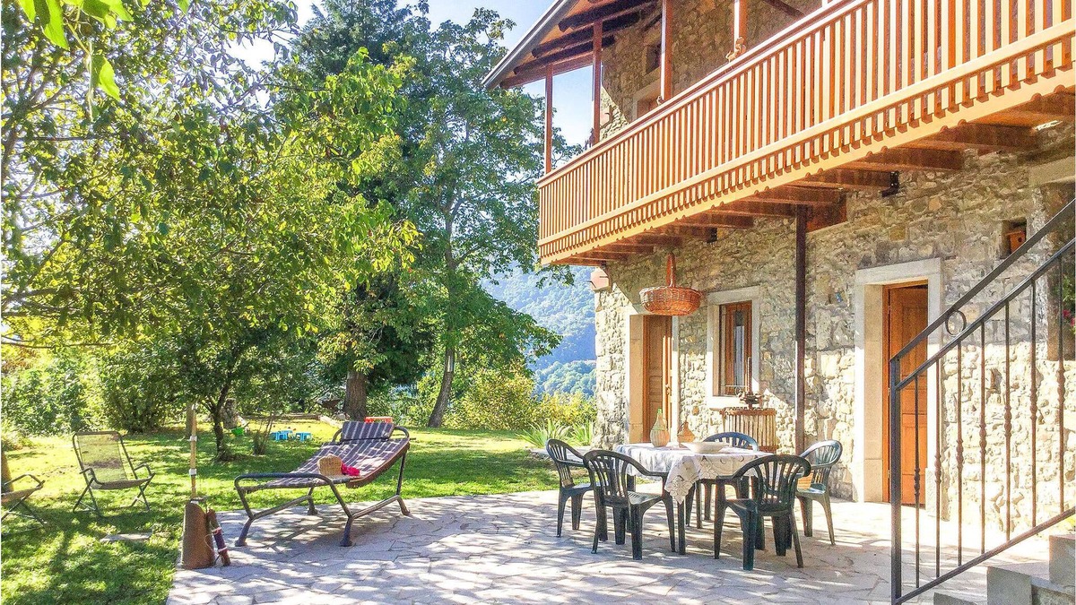 Grimacco House | Spacious cottage on large natural plot.
