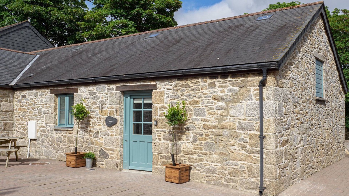 Falmouth Cottage | Spacious cottage, sleeps 6, shared pool/hot tub nr Falmouth/Helford River