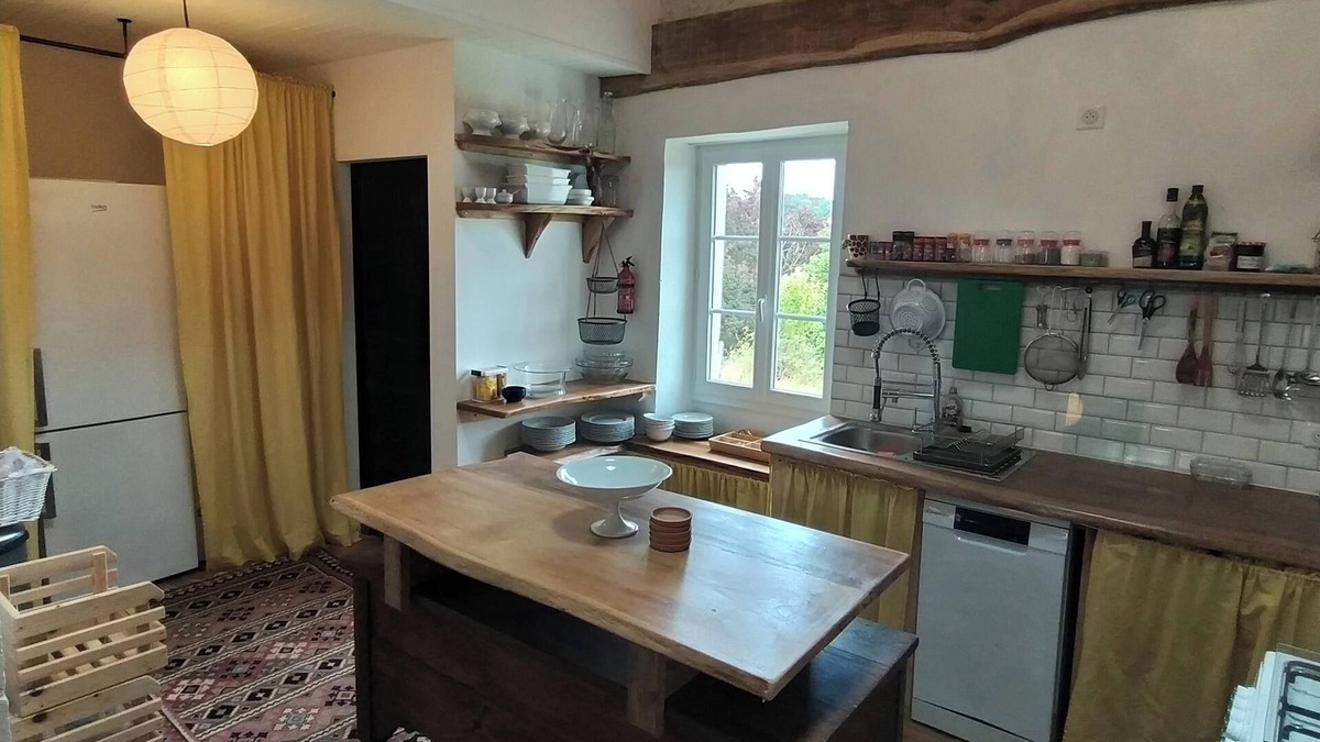 Yviers House | Spacious country gite sleeps 2 or 4 near Chalais - ideal for wedding guests