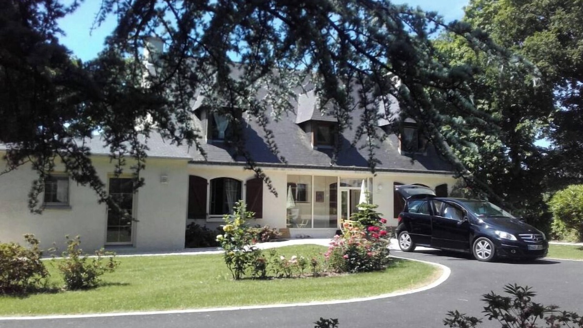 Sulniac House | Spacious country house in large, secure, enclosed garden.