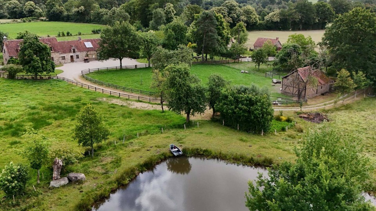 Ceauce Cottage | Spacious Countryside Retreat with Games Room, Near Pond, Sleeps 15
