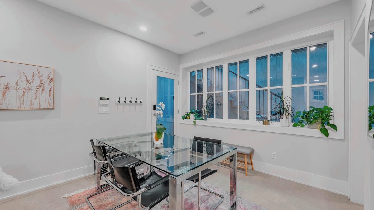 Dunbar House | Spacious & Cozy 1BR/1B Guest Suit with AC/Nearby UBC/Free Parking