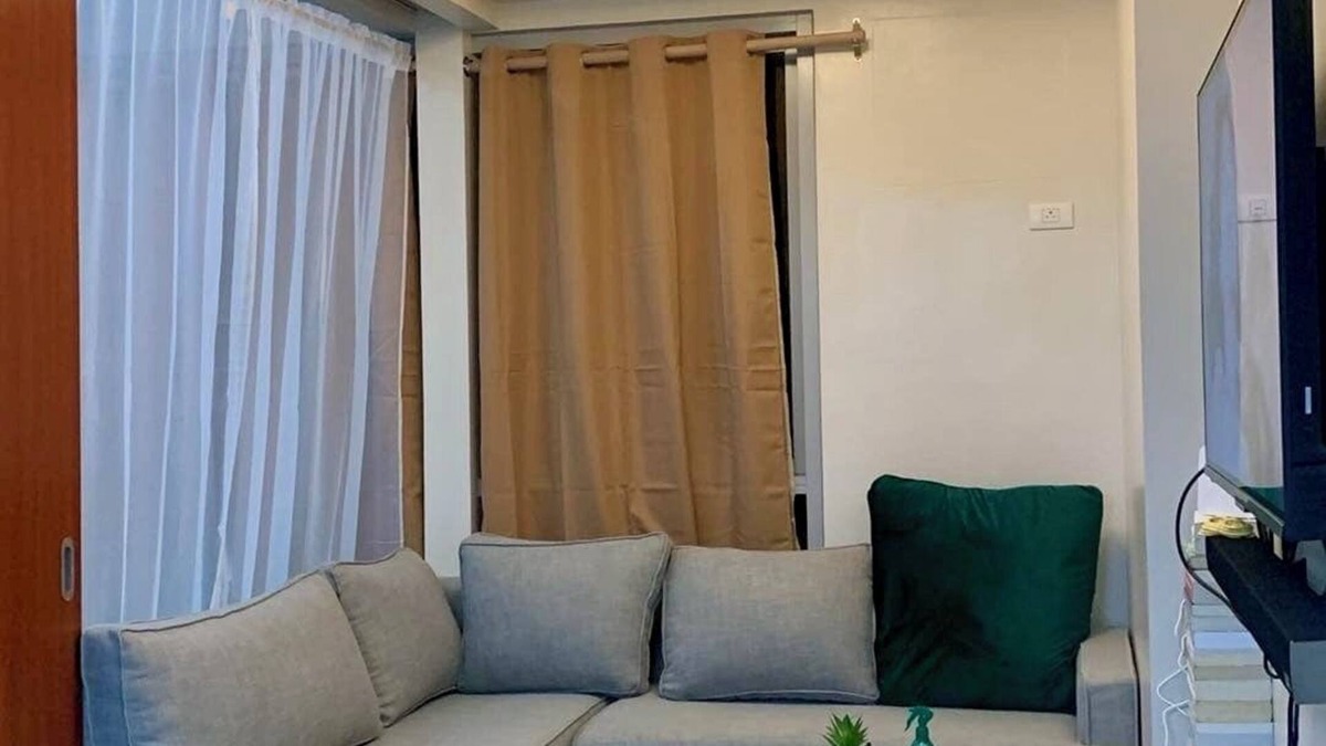 Iloilo Condo | Spacious, cozy, executive studio with balcony in amazing Iloilo City!