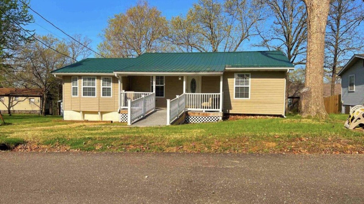 Warsaw House | Spacious, Cozy Lake House near lake and restaurants at Lake of the Ozarks.