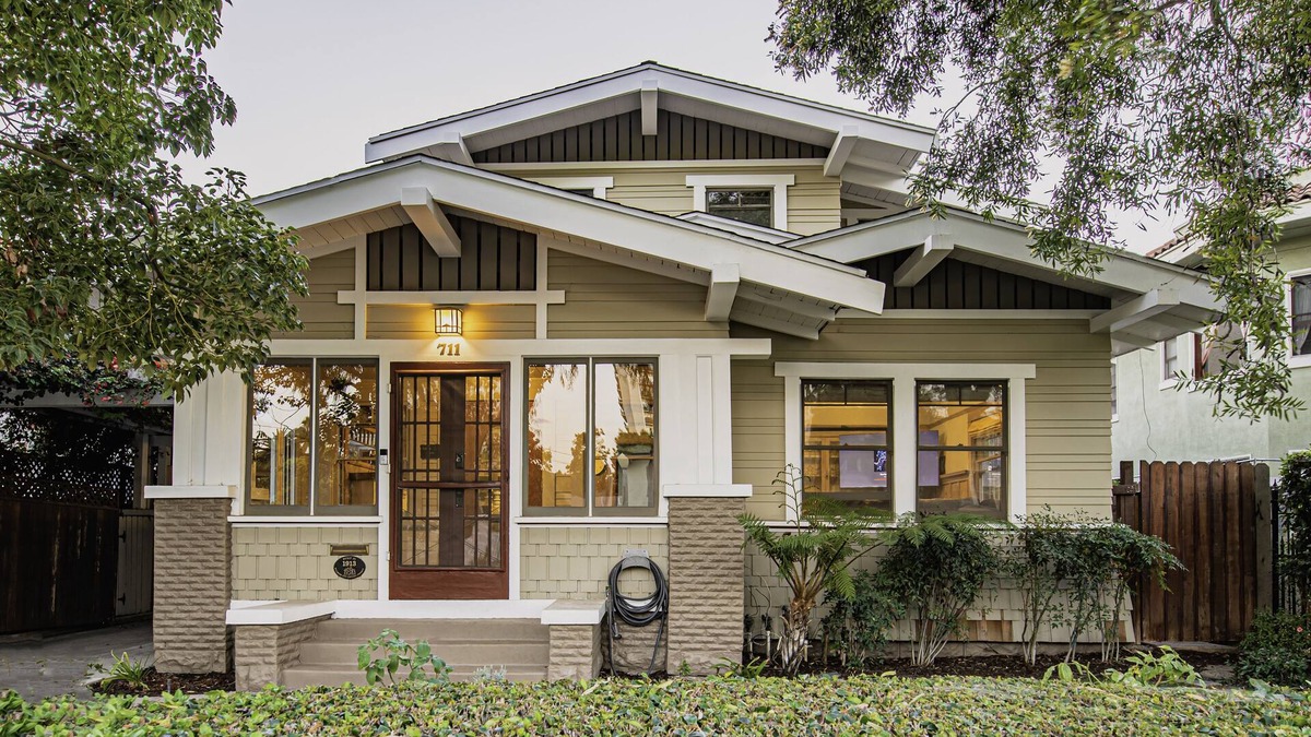 Willmore House | Spacious Craftsman House in Downtown LB - 5 car parking - Ideal for large groups