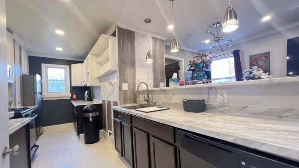 Washington Bed & Breakfast | Spacious DC Getaway Modern Comfort Walk-In Shower Near Metro