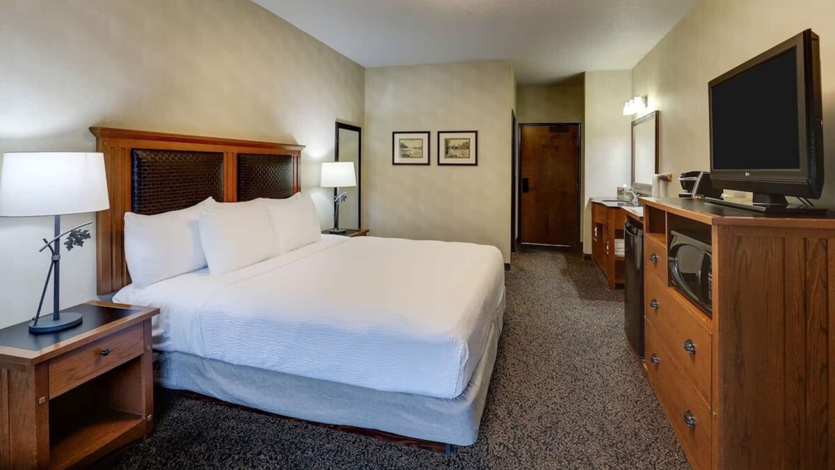 Sioux City Hotel | Spacious Deluxe King Suite, Stoney Creek Sioux, 2 Pools, Parking