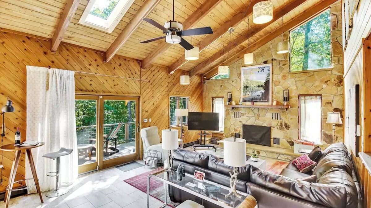 Bushkill Cabin | Spacious "Design Lodge" In Woods - Bushkill
