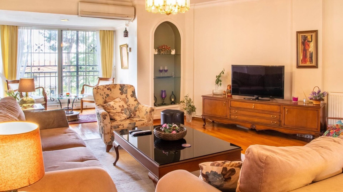 Cigli Apartment | Spacious Detached House with Garden in Izmir